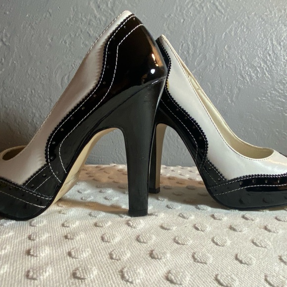 Vintage KAROLYN Black and white Spectator Pumps - Picture 12 of 16